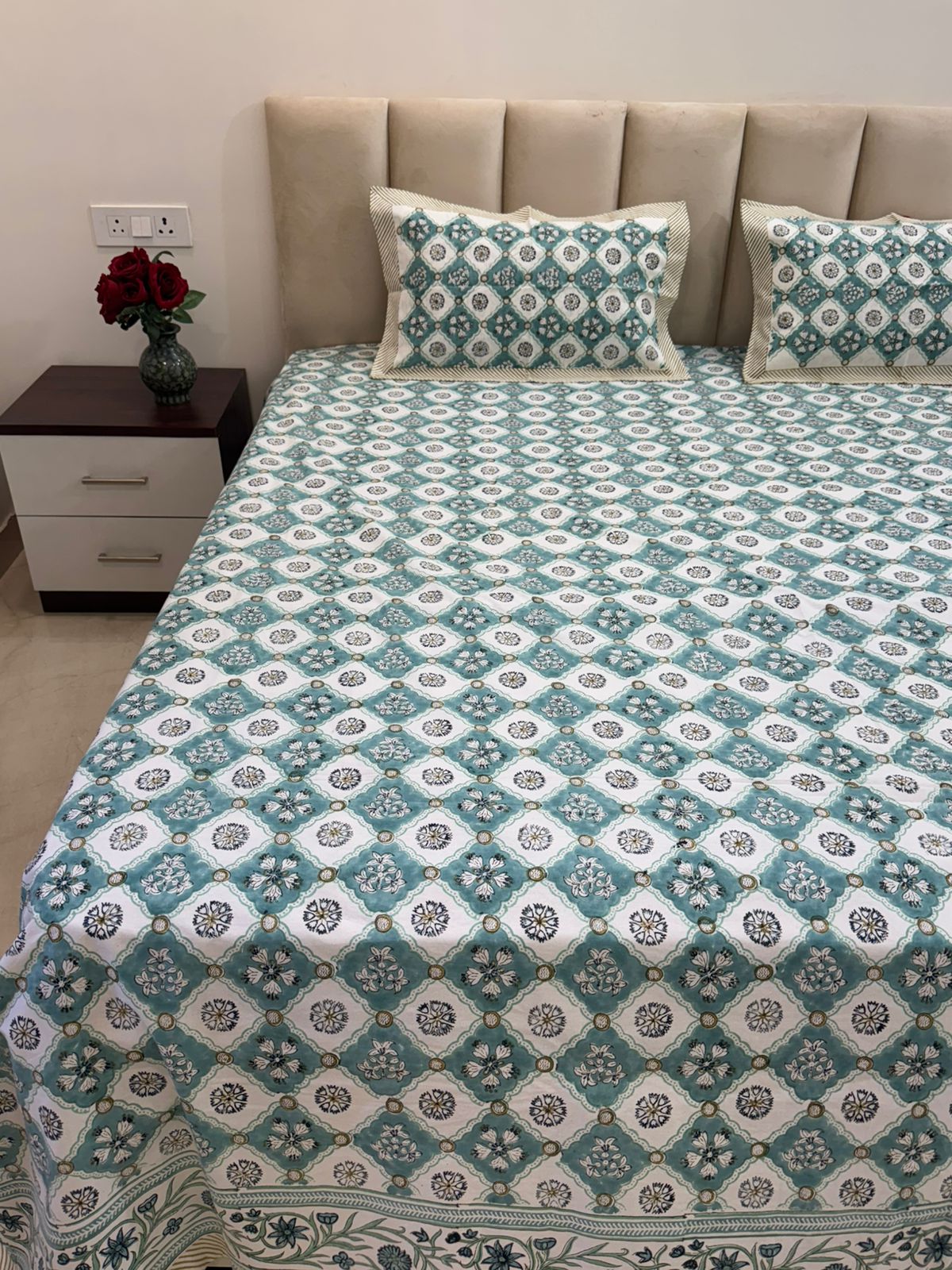 Sea Green Maze King Bedsheet with Pillow Covers