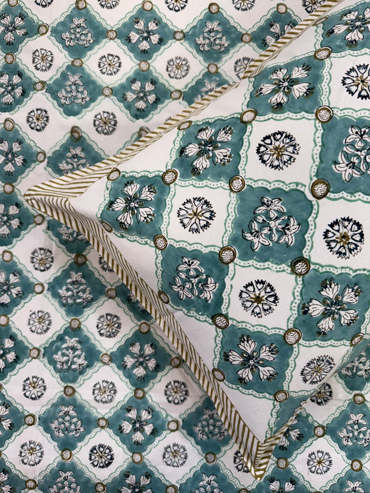 Sea Green Maze King Bedsheet with Pillow Covers