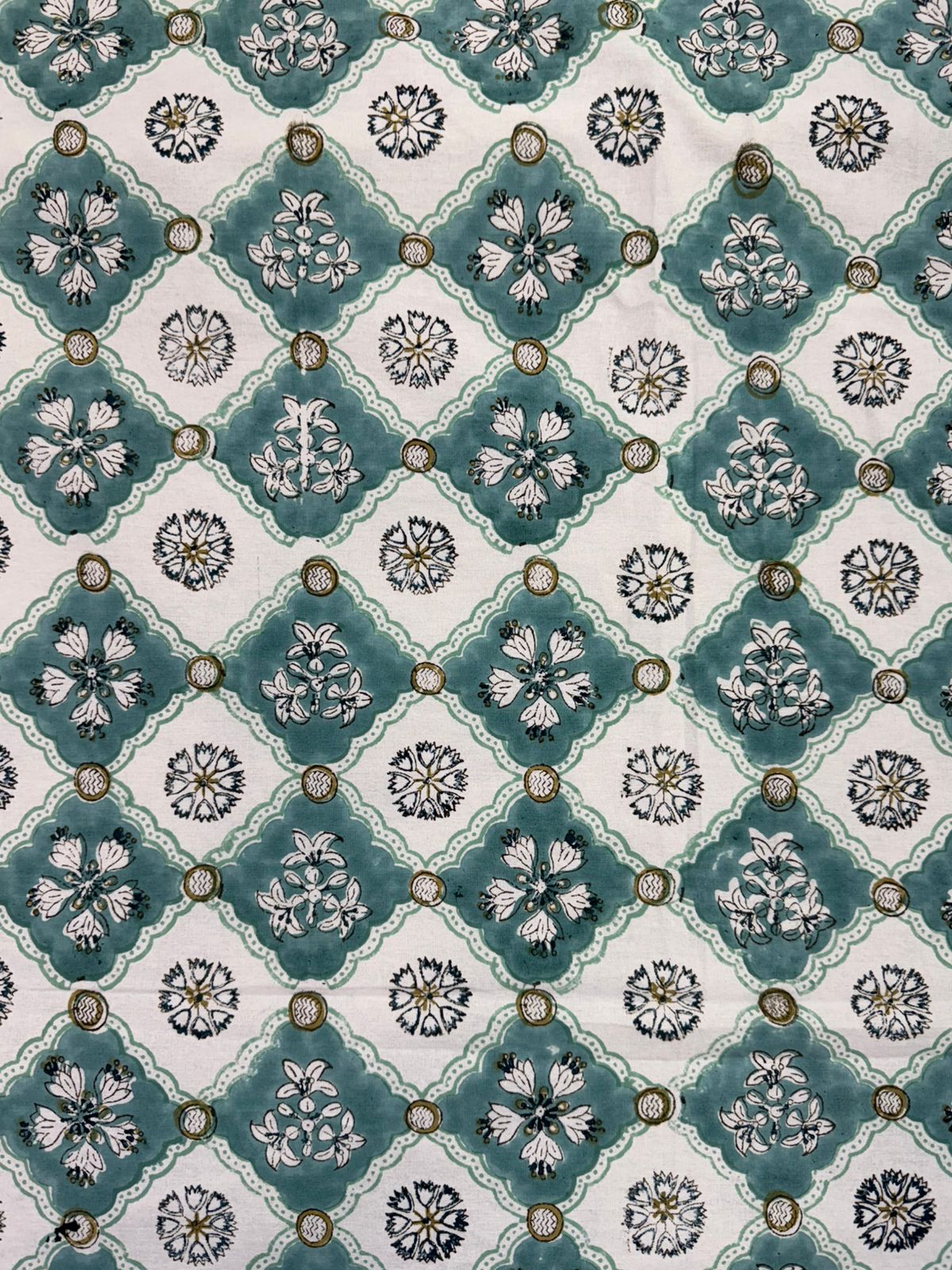 Sea Green Maze King Bedsheet with Pillow Covers