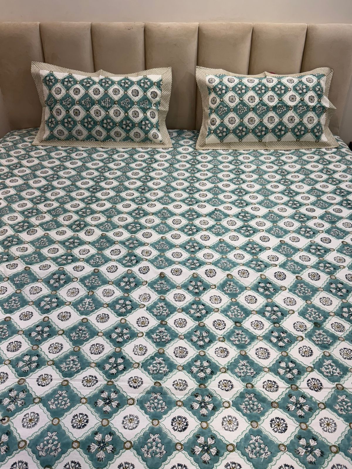 Sea Green Maze King Bedsheet with Pillow Covers