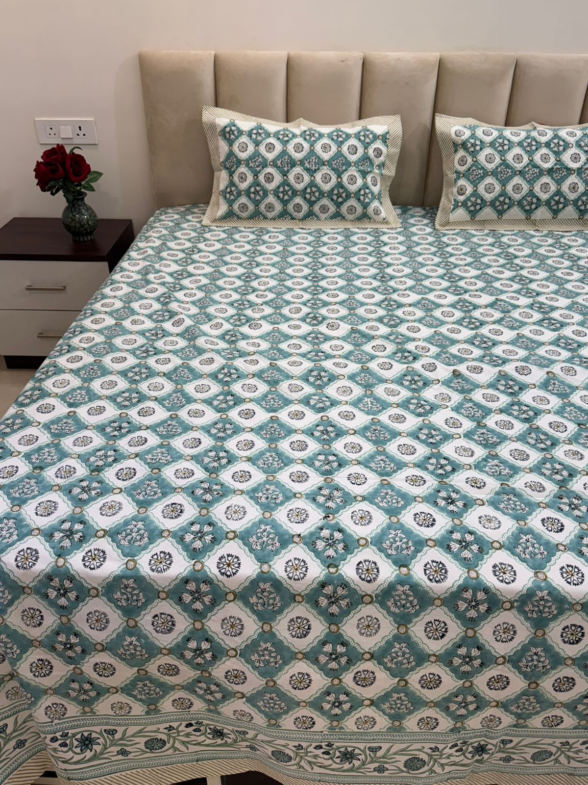 Sea Green Maze King Bedsheet with Pillow Covers