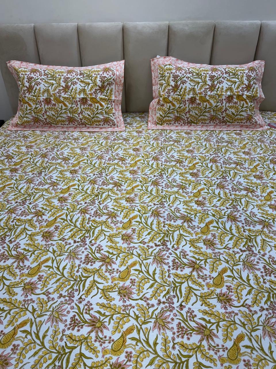 Peach & Daisy King Bedsheet with Pillow Covers