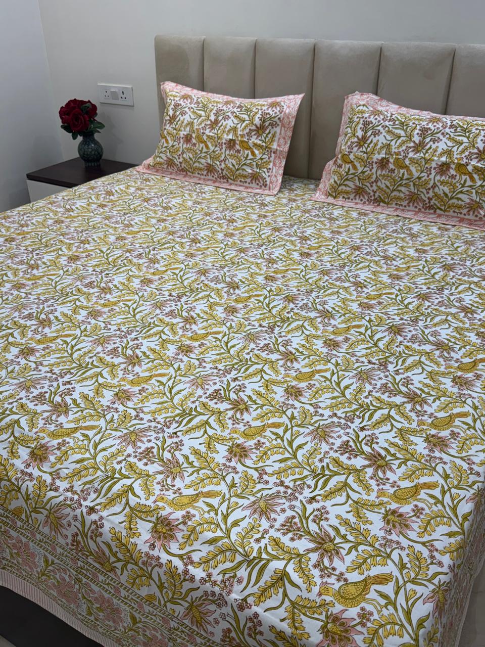 Peach & Daisy King Bedsheet with Pillow Covers