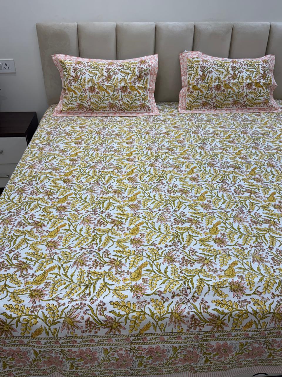 Peach & Daisy King Bedsheet with Pillow Covers