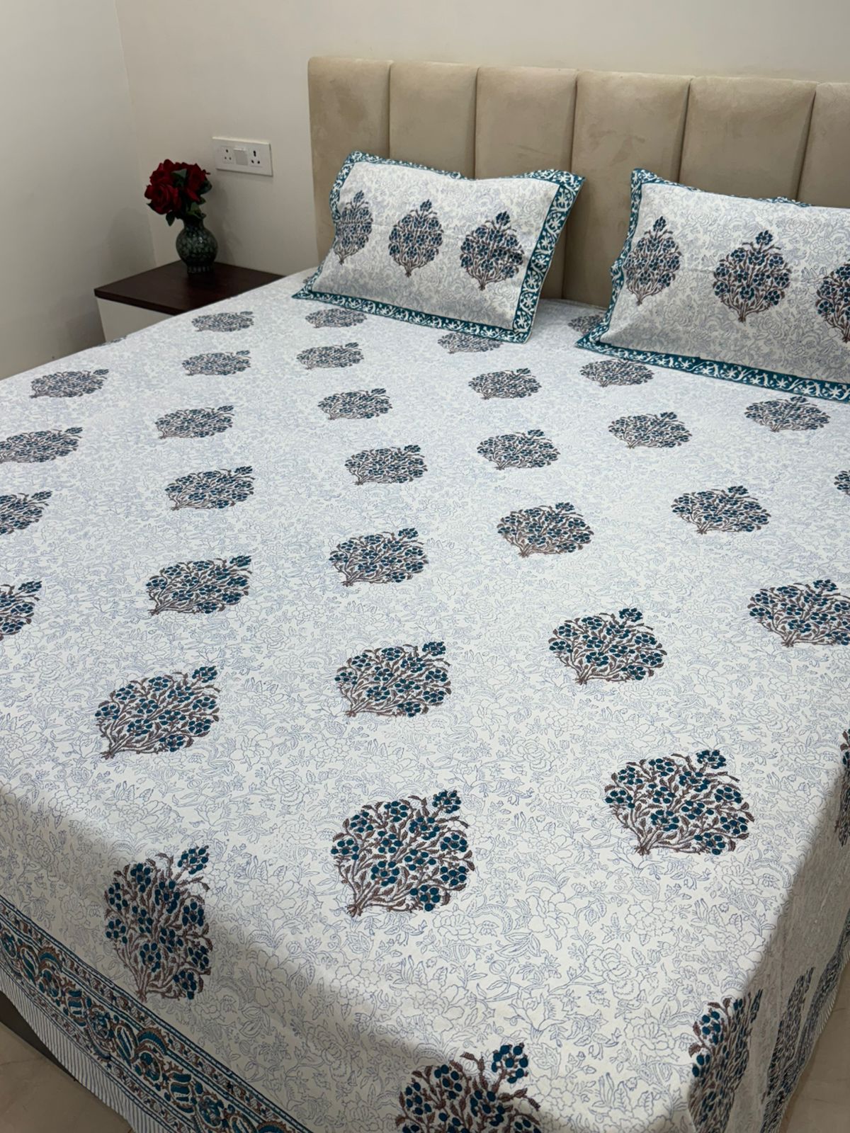 Neel Gulzar King Bedsheet with Pillow Covers