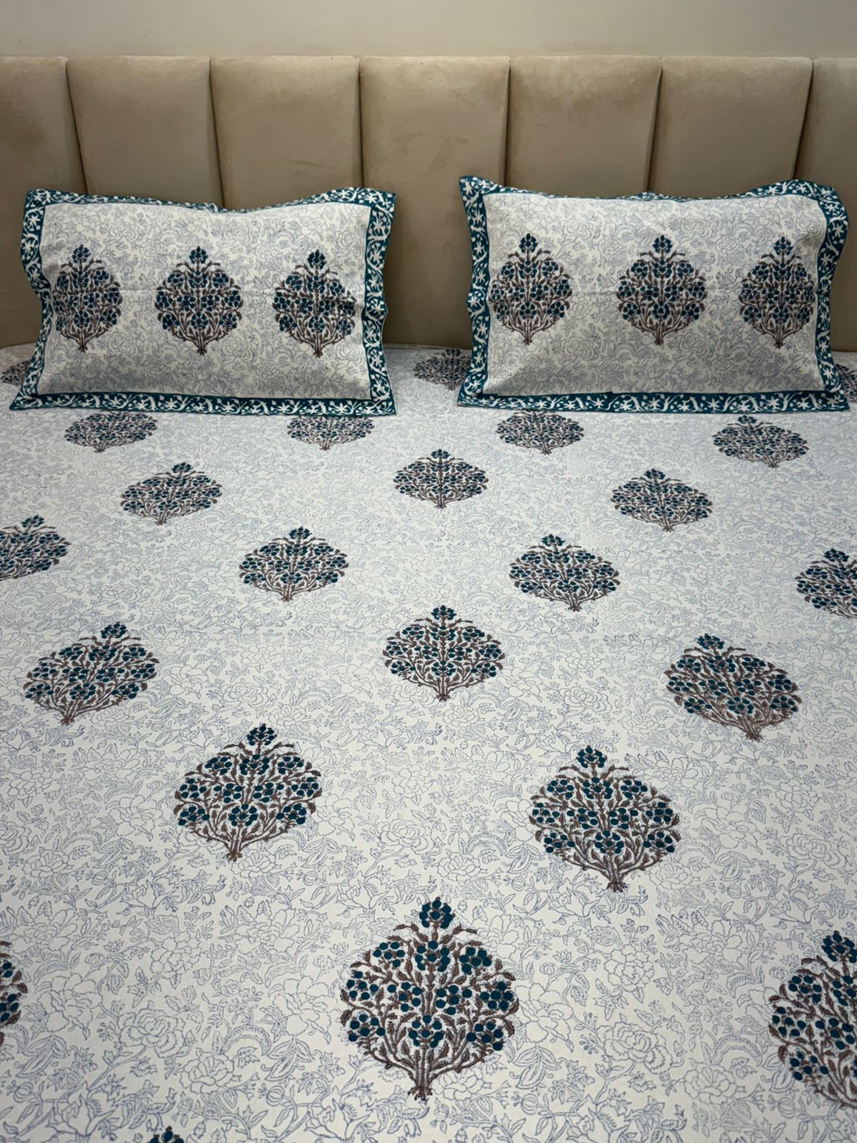 Neel Gulzar King Bedsheet with Pillow Covers
