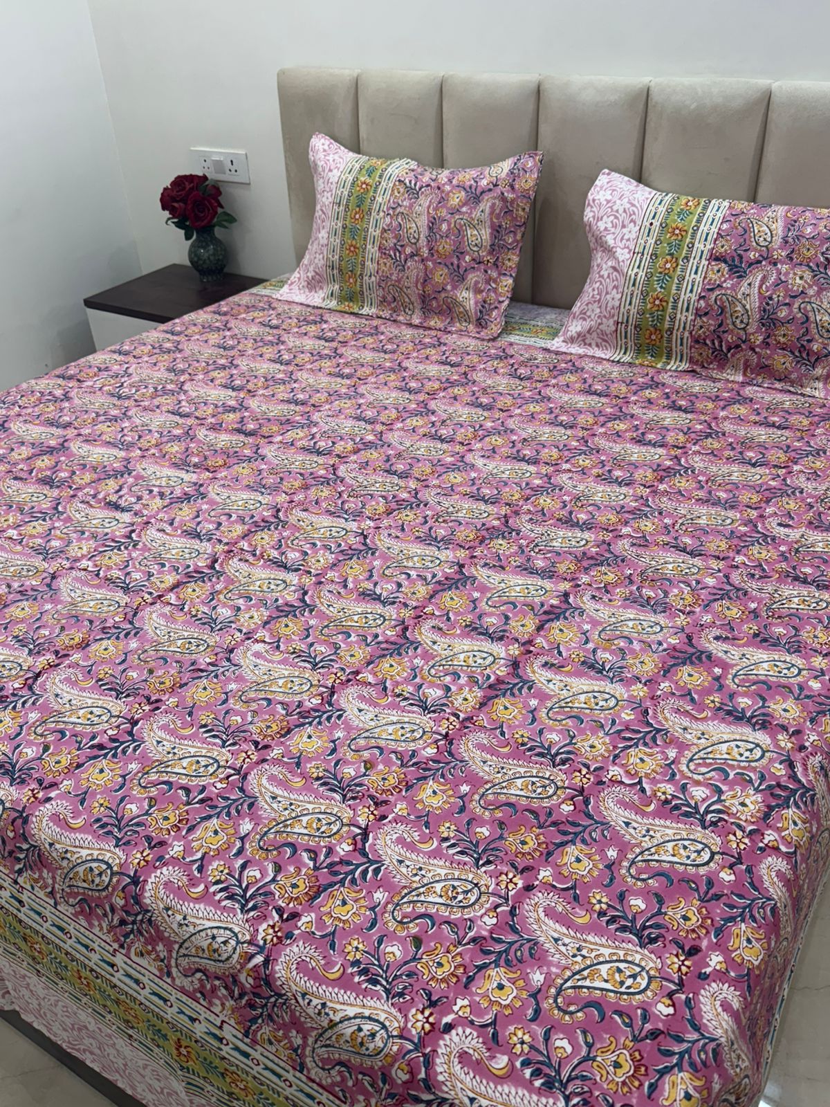 Mauve Paisley Double Bedsheet with Pillow Covers