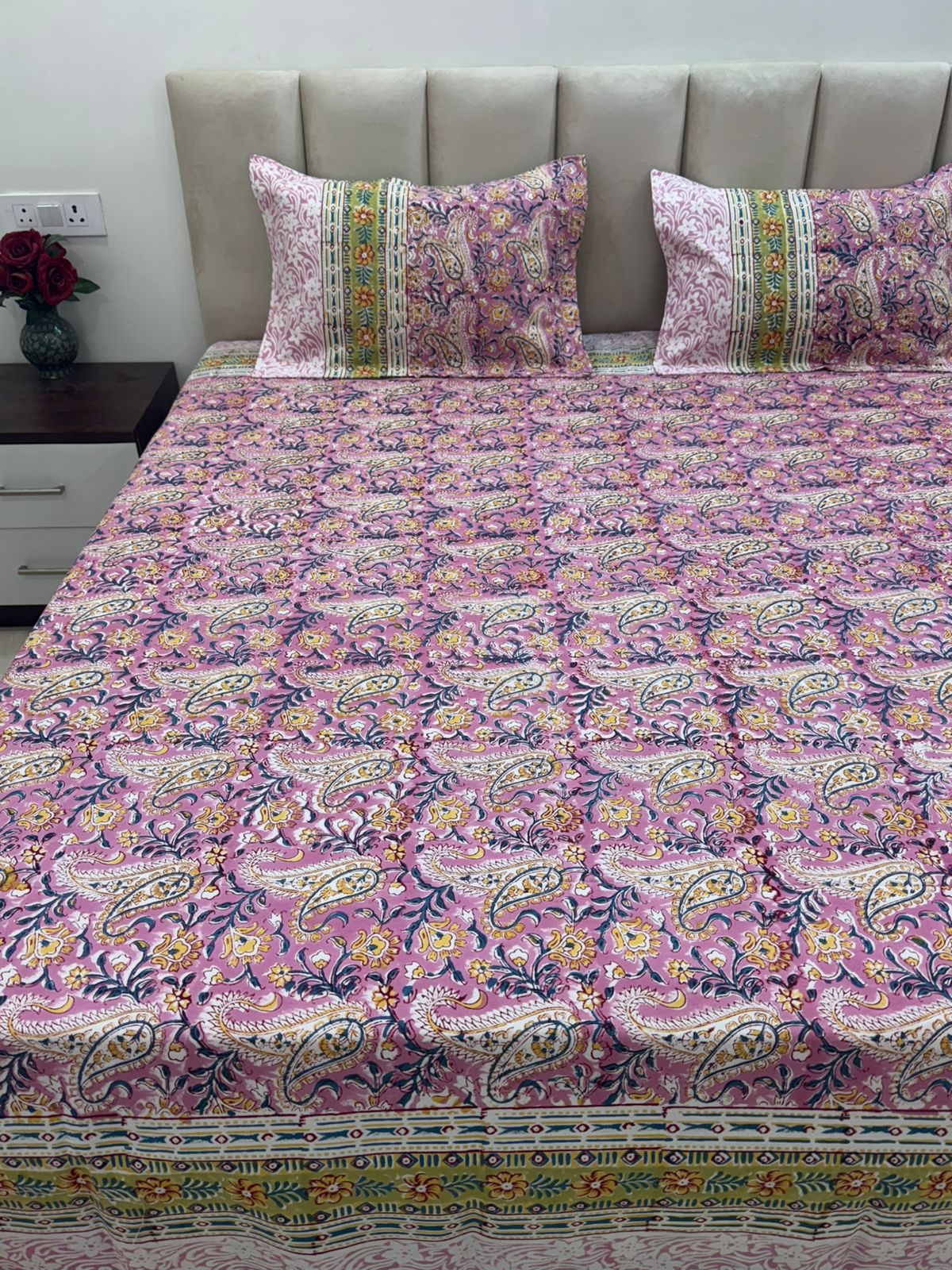 Mauve Paisley Double Bedsheet with Pillow Covers