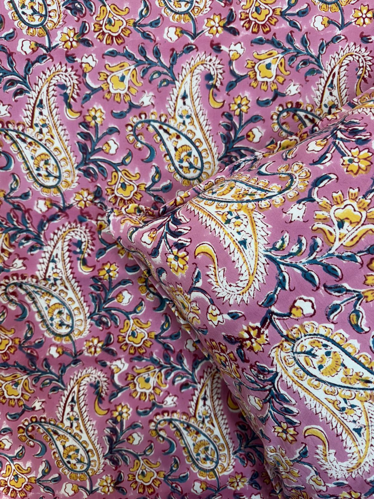 Mauve Paisley Double Bedsheet with Pillow Covers