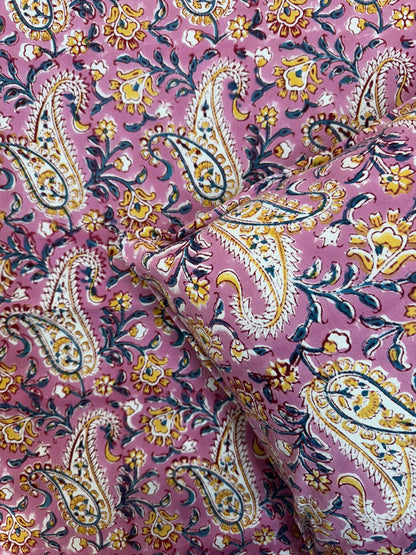 Mauve Paisley Double Bedsheet with Pillow Covers