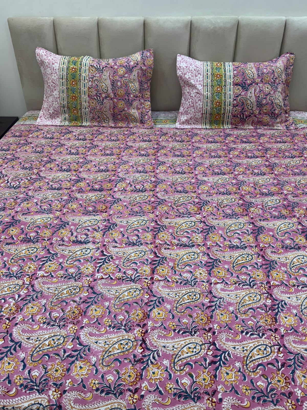 Mauve Paisley Double Bedsheet with Pillow Covers