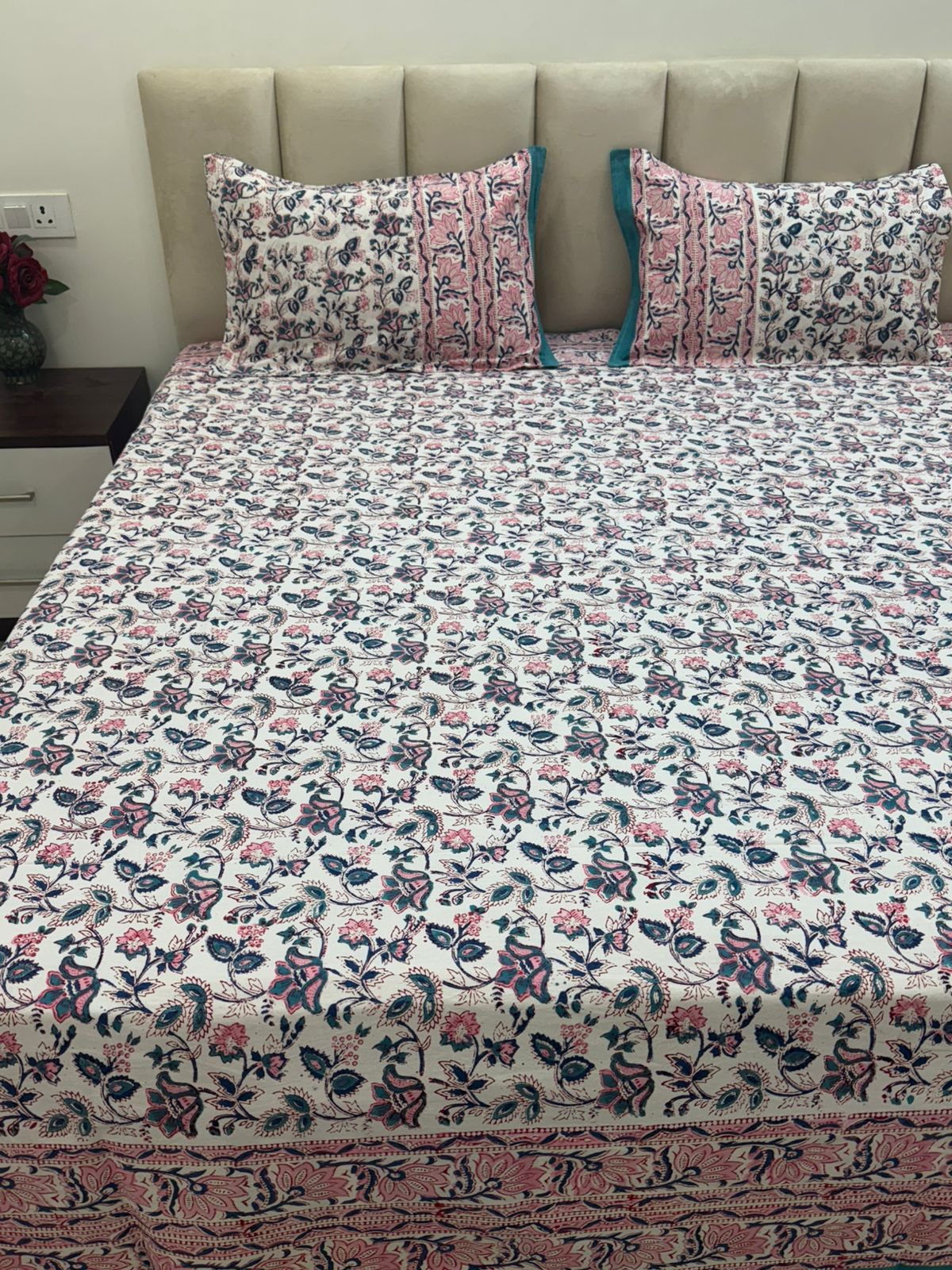 Gulbahar White Double Bedsheet with Pillow Covers
