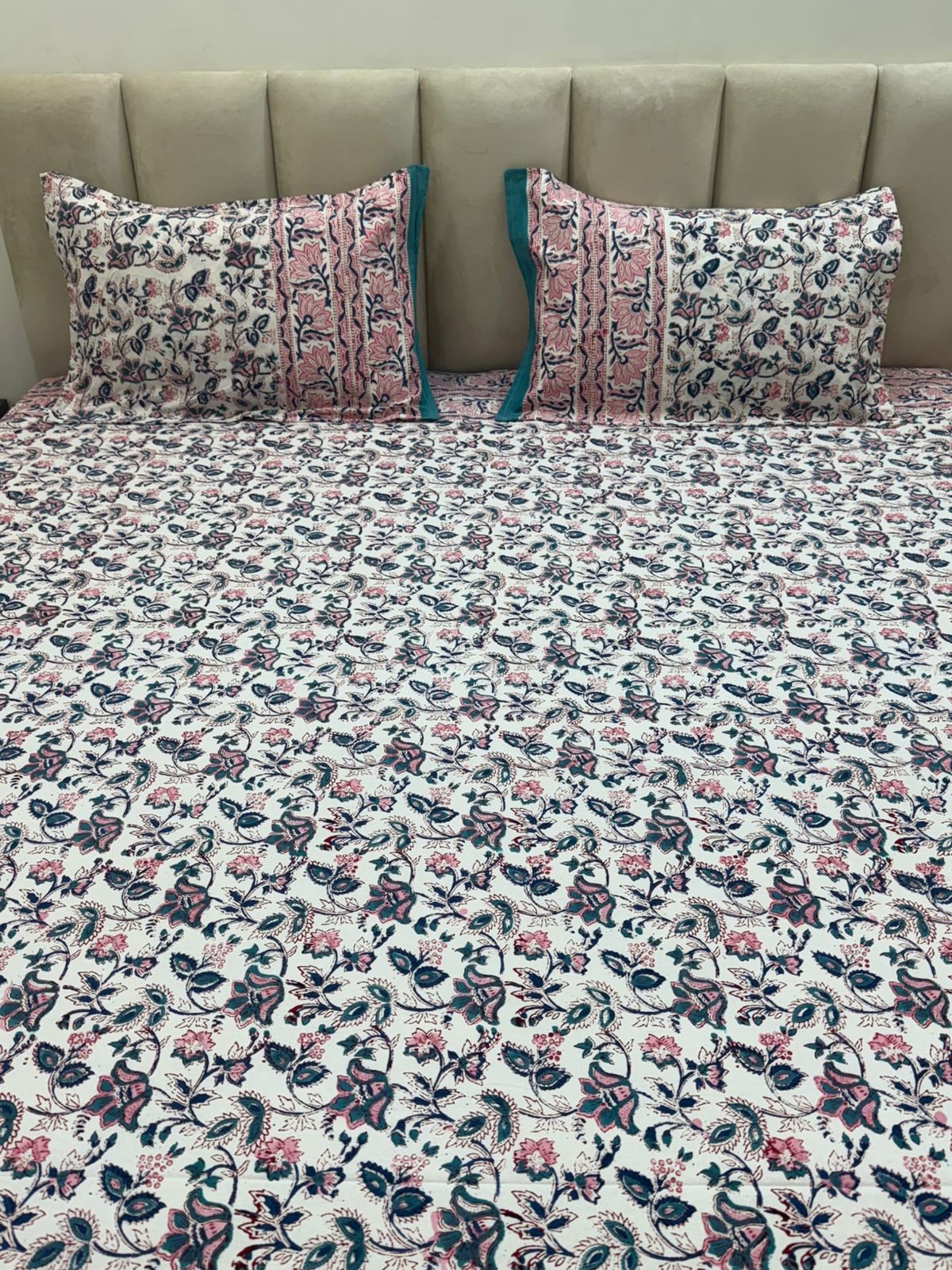 Gulbahar White Double Bedsheet with Pillow Covers