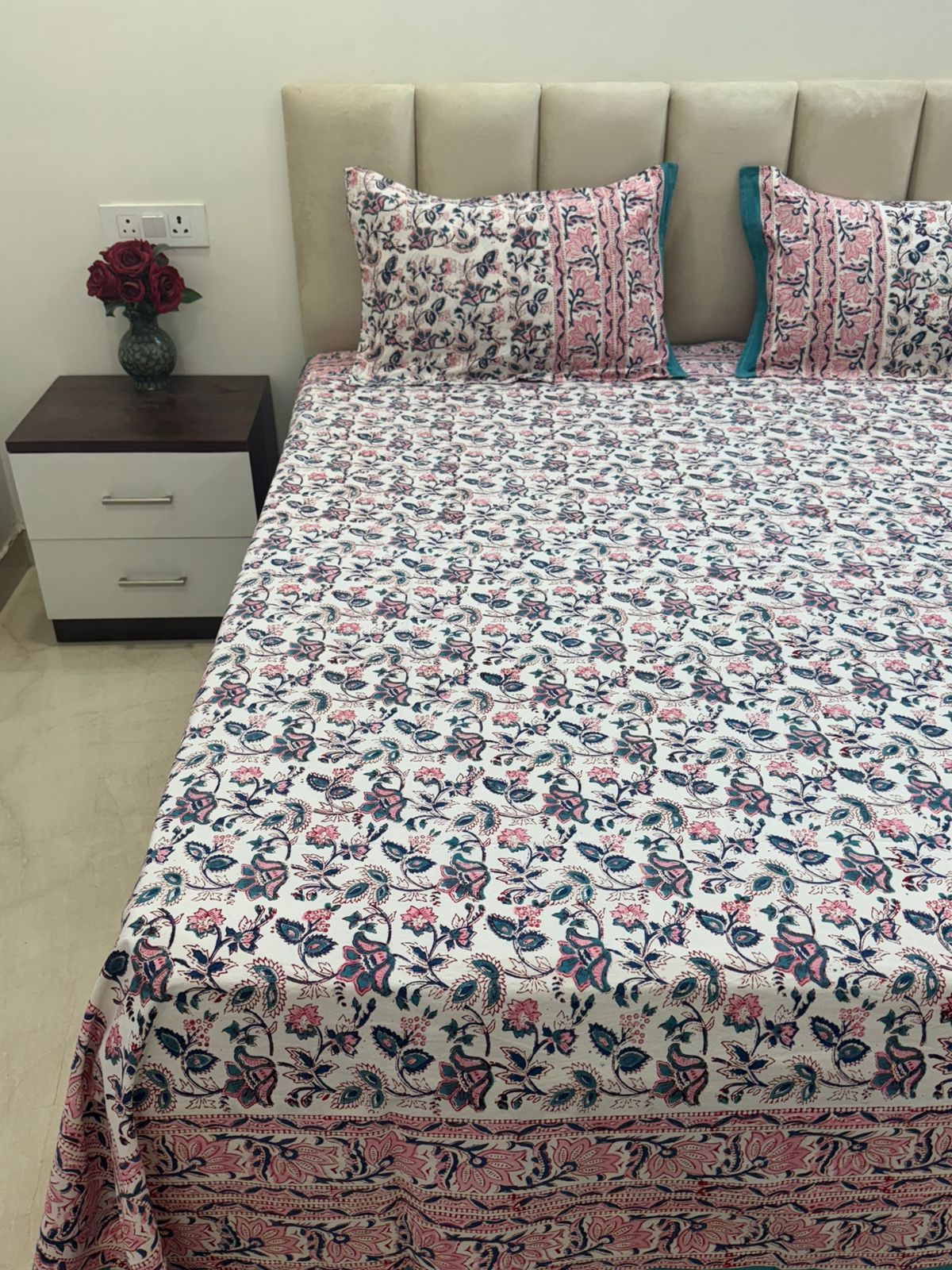 Gulbahar White Double Bedsheet with Pillow Covers
