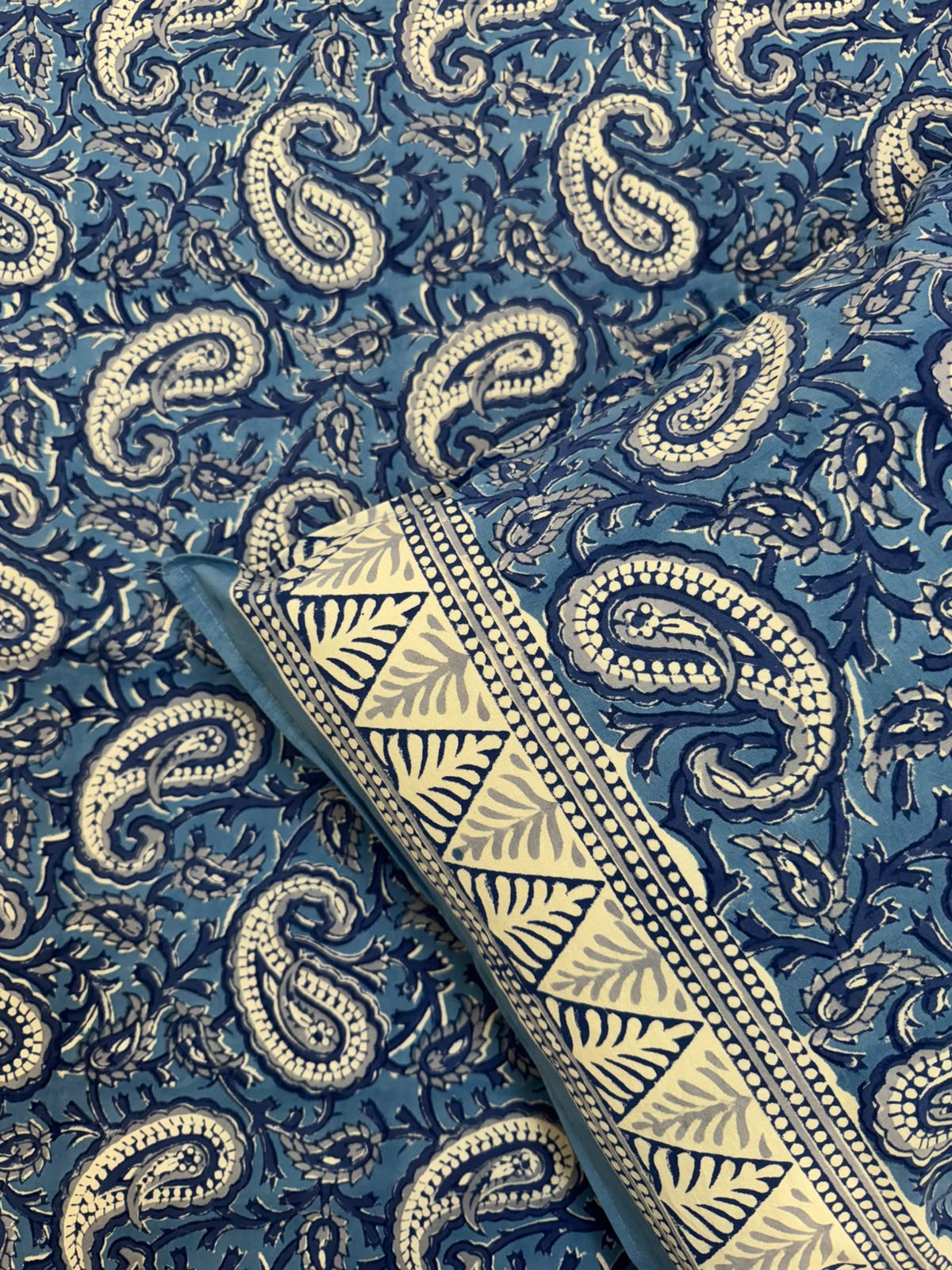 Blue Paisley Double Bedsheet with Pillow Covers